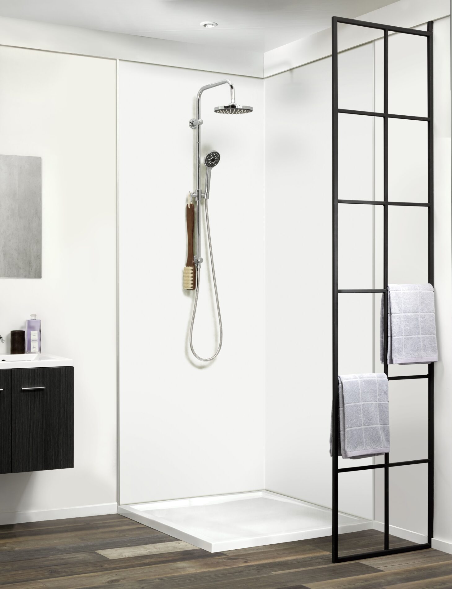 Duschrückwand in Weiss - Kreative Badezimmer Ideen für moderne Wandgestaltung mit dekorativen Wandpaneelen und Fliesenüberklebung