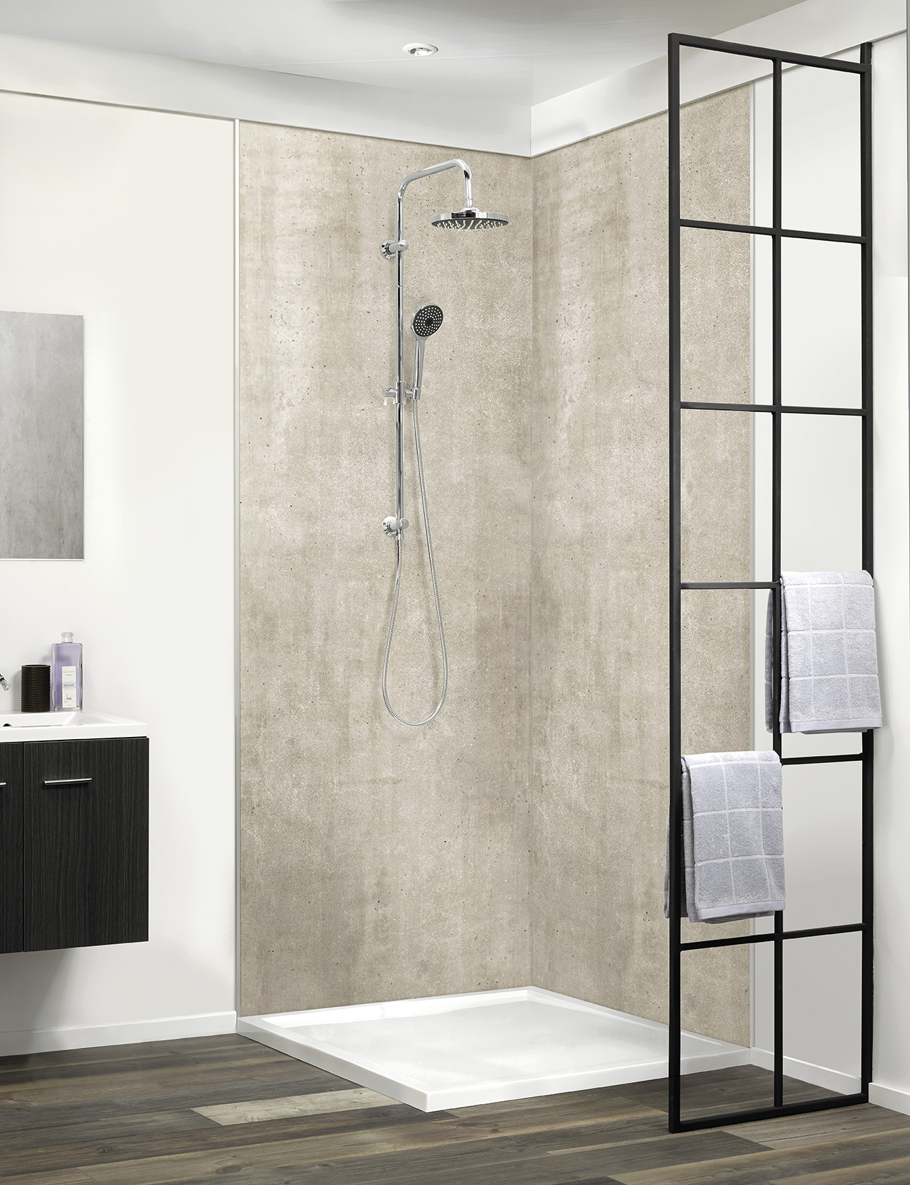 Beige Duschrückwand in Betonoptik - Kreative Badezimmer Ideen für moderne Wandgestaltung mit dekorativen Wandpaneelen und Fliesenüberklebung