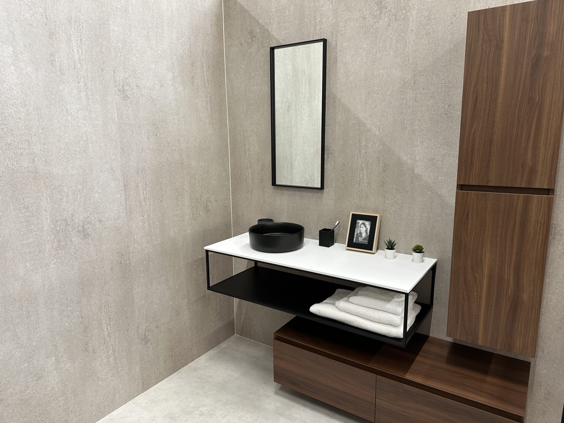 Beige Rückwand in Betonoptik - Kreative Badezimmer Ideen für moderne Wandgestaltung mit dekorativen Wandpaneelen und Fliesenüberklebung