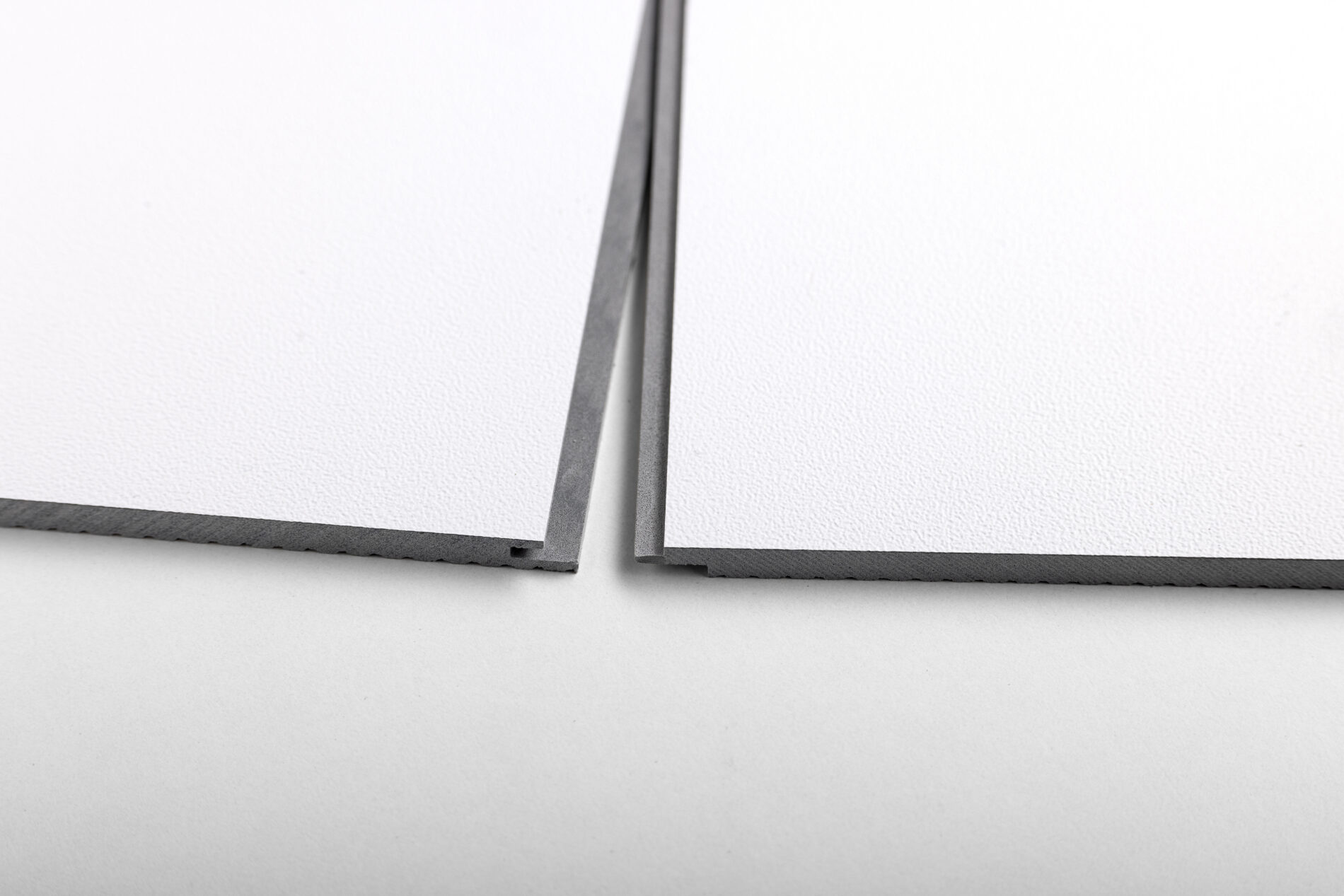 Weiß – XXL-Dekorplatte als Duschrückwand mit Nut & Feder