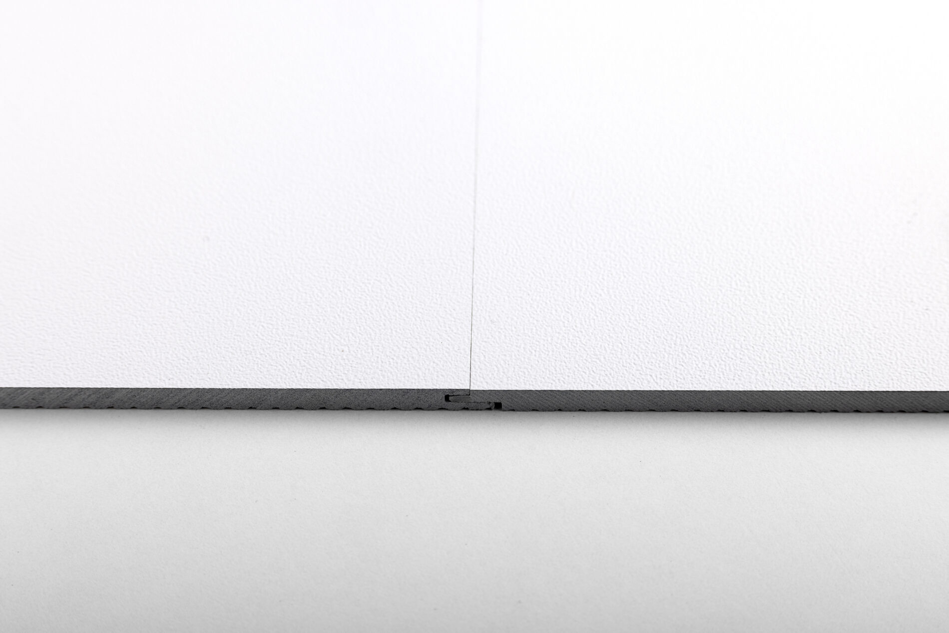 Weiß – XXL-Dekorplatte als Duschrückwand mit Nut & Feder